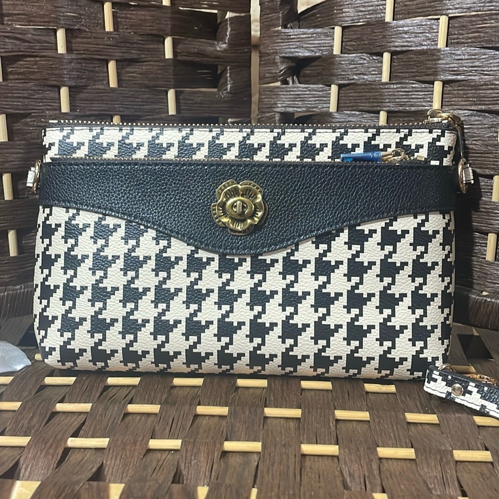 (117) NWOT LUXURIOUS HOUNDSTOOTH CROSSBODY BAG.